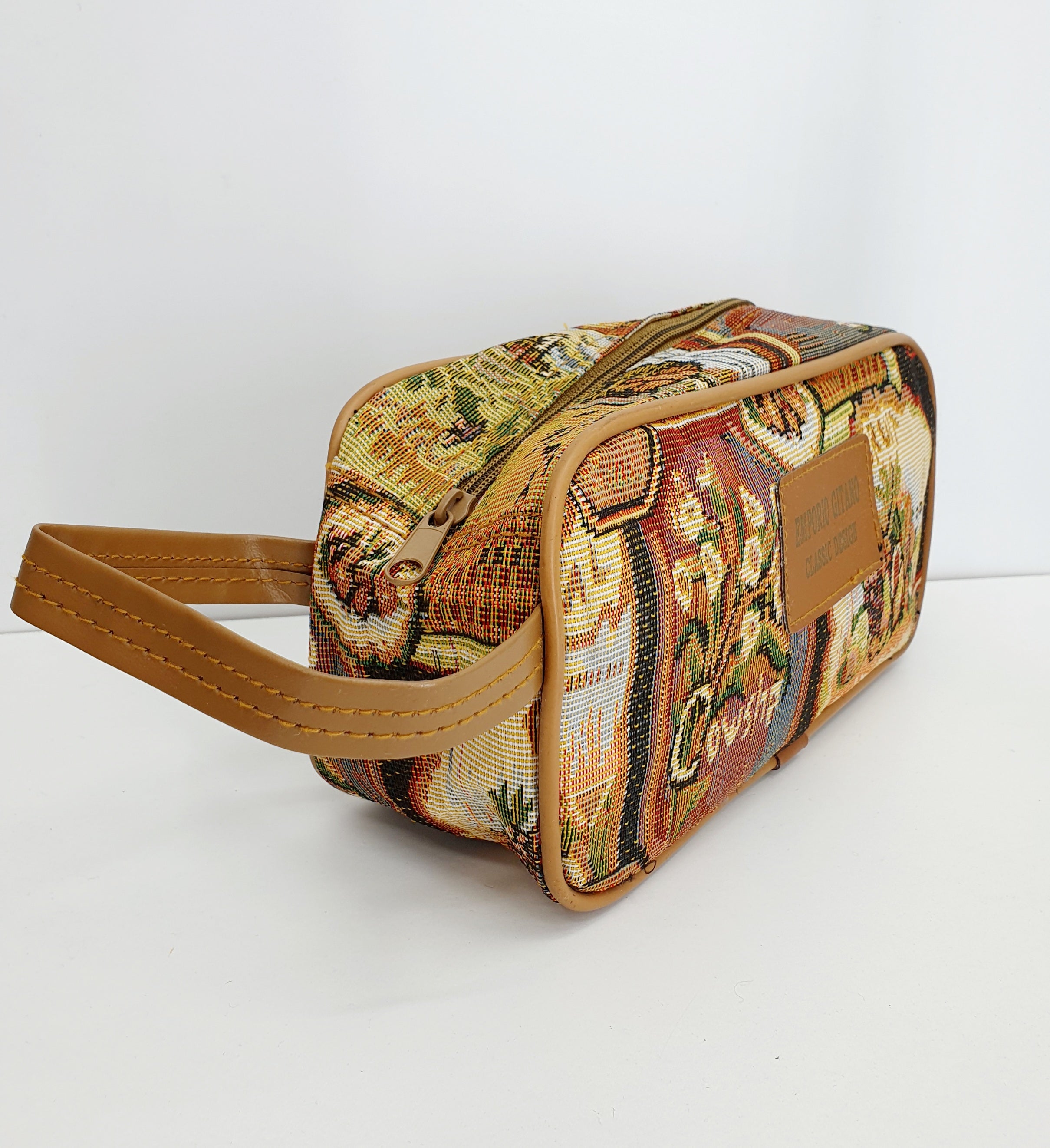 Toilettipussi 1980-90-luvulta, gobeliinikangas, kuva sivulta