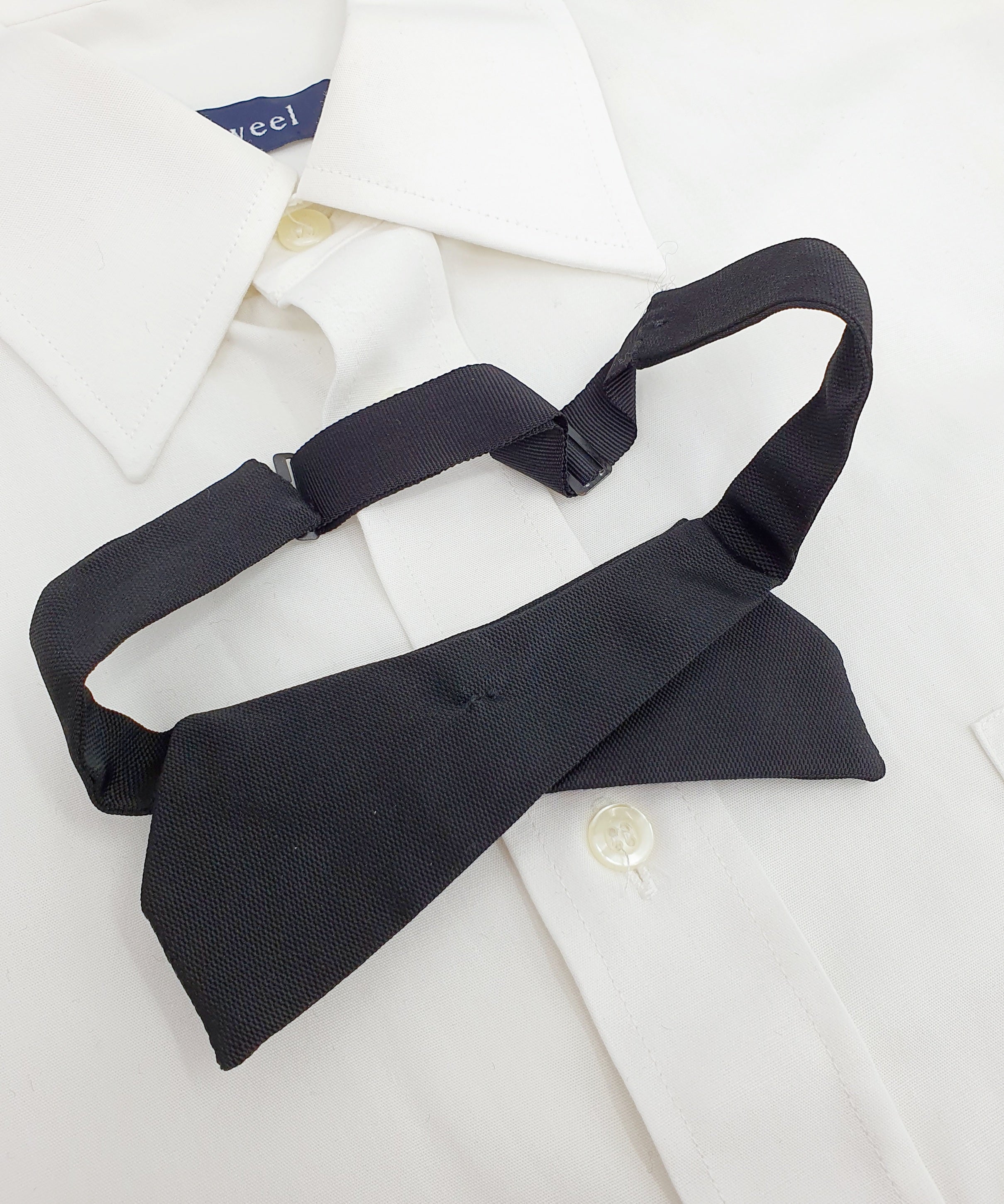 Musta ristirusetti, kuva takaa