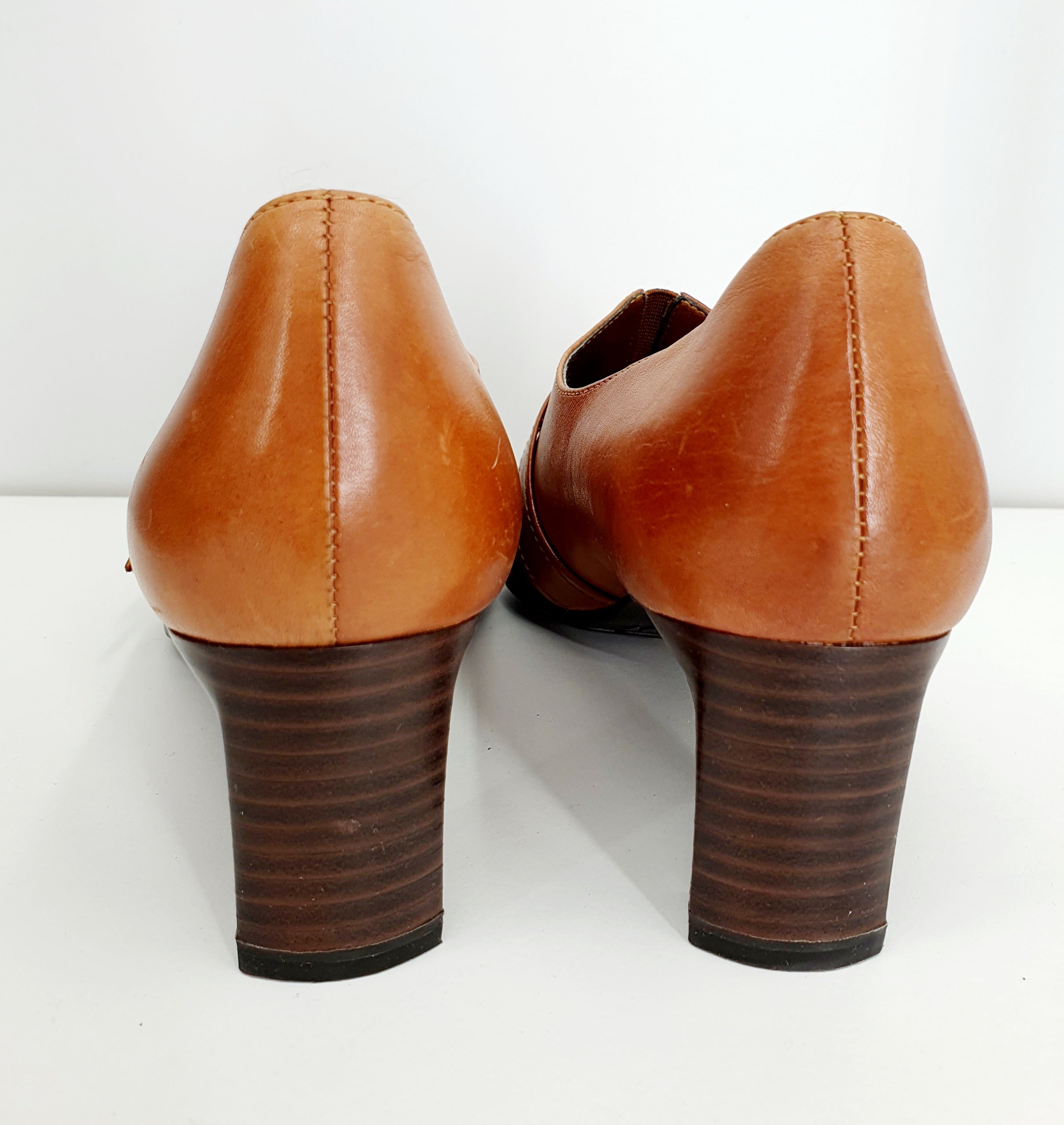 Sally O´Hara, punertavan ruskeat tasakärkiset korkokengät 2000-luvulta, aitoa nahkaa, kuva takaa