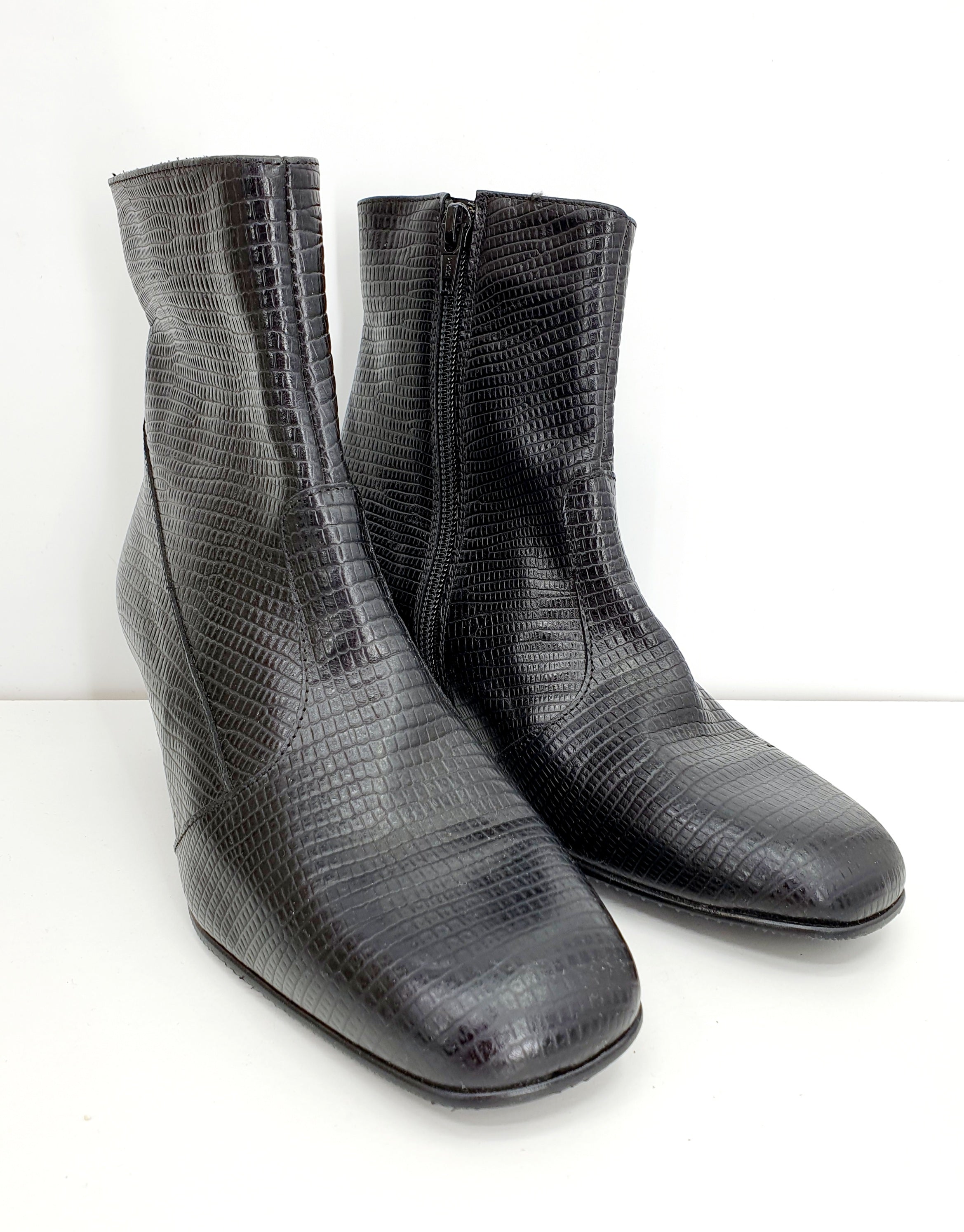 Pertti Palmroth, mustat nilkkurit 2000-luvulta, matelijakuvio, kuva edestä