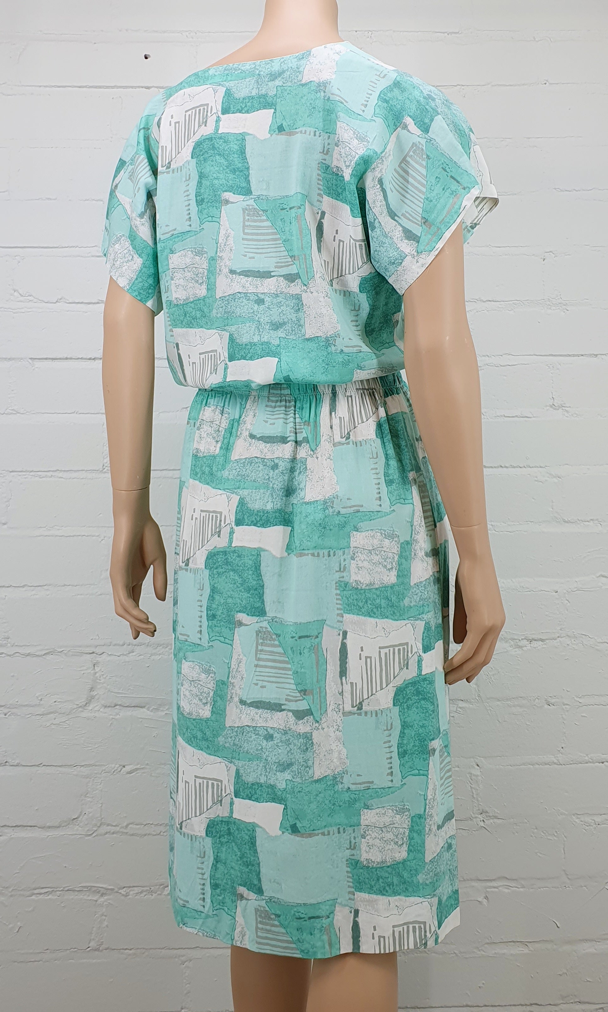 Mintunvihreä-valkoinen viskoosimekko 90-luvulta, kuminauhavyötärö, kuva selkäpuolelta