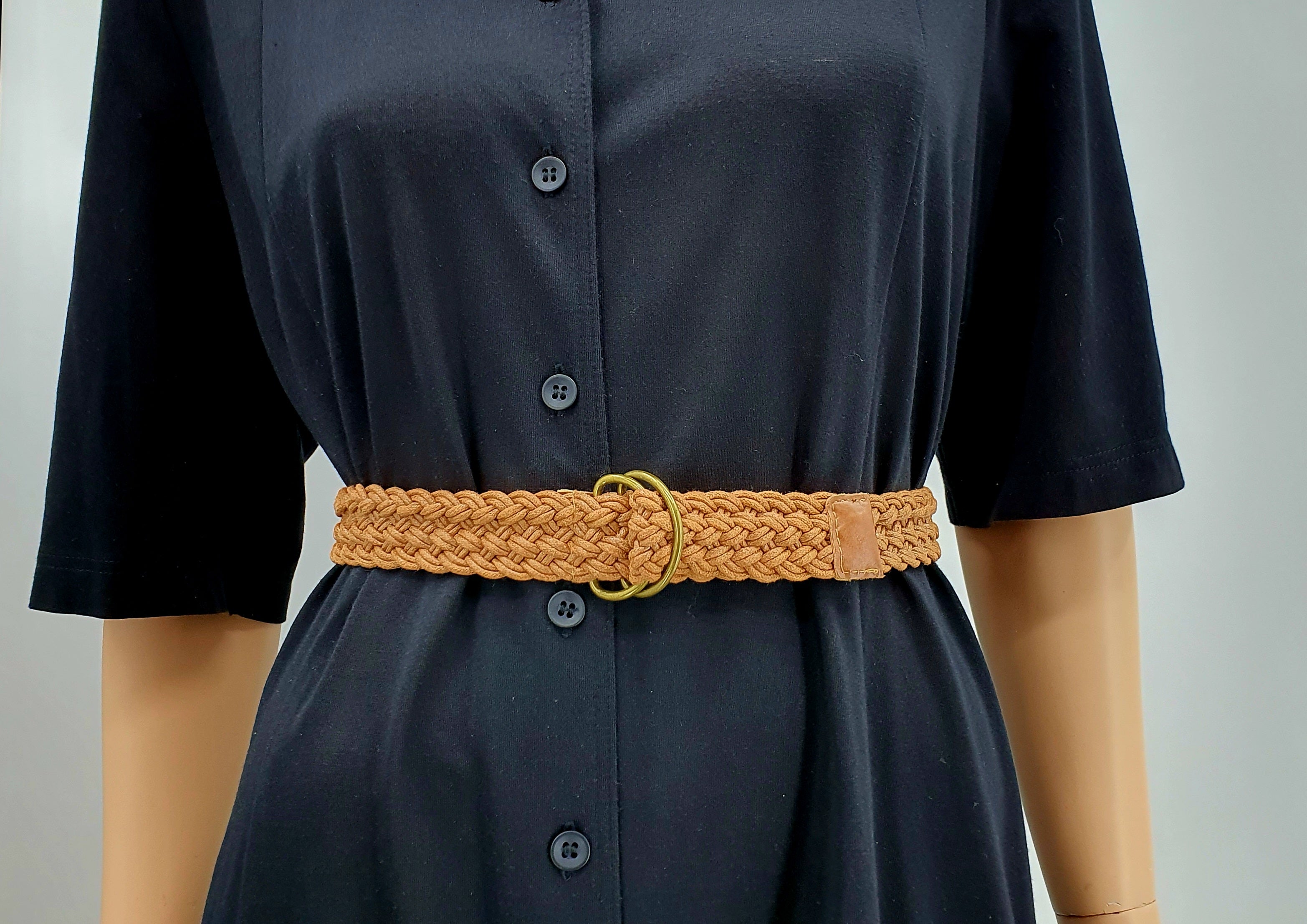 Punottu ruskea vyö, kuva vyöstä mallinuken päällä