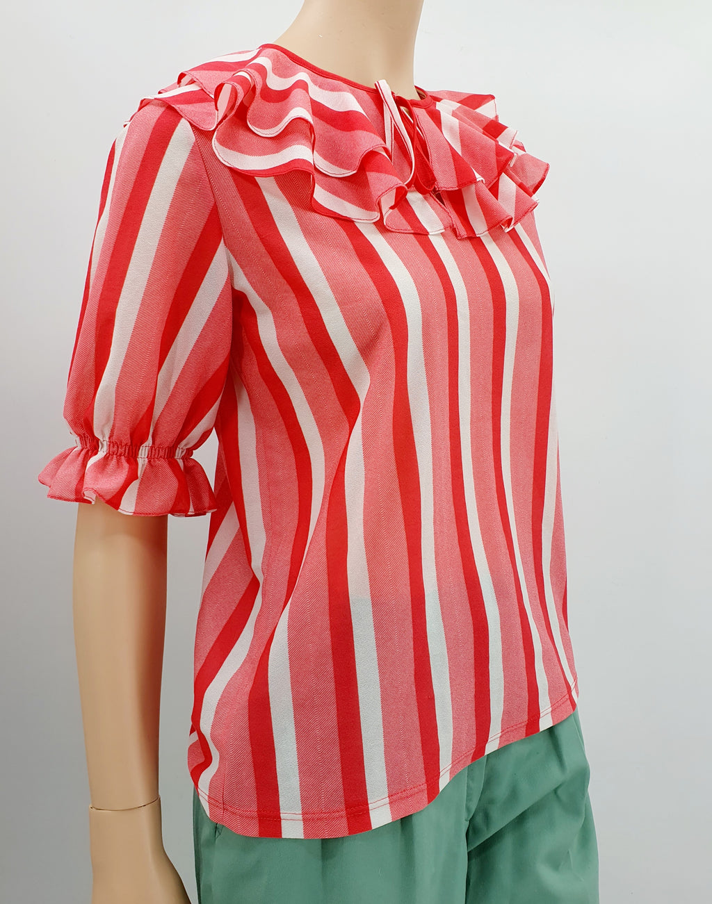 Lyhythihainen raitapaita 70-luvulta, väri marjanpunainen-valkoinen, kuva sivulta