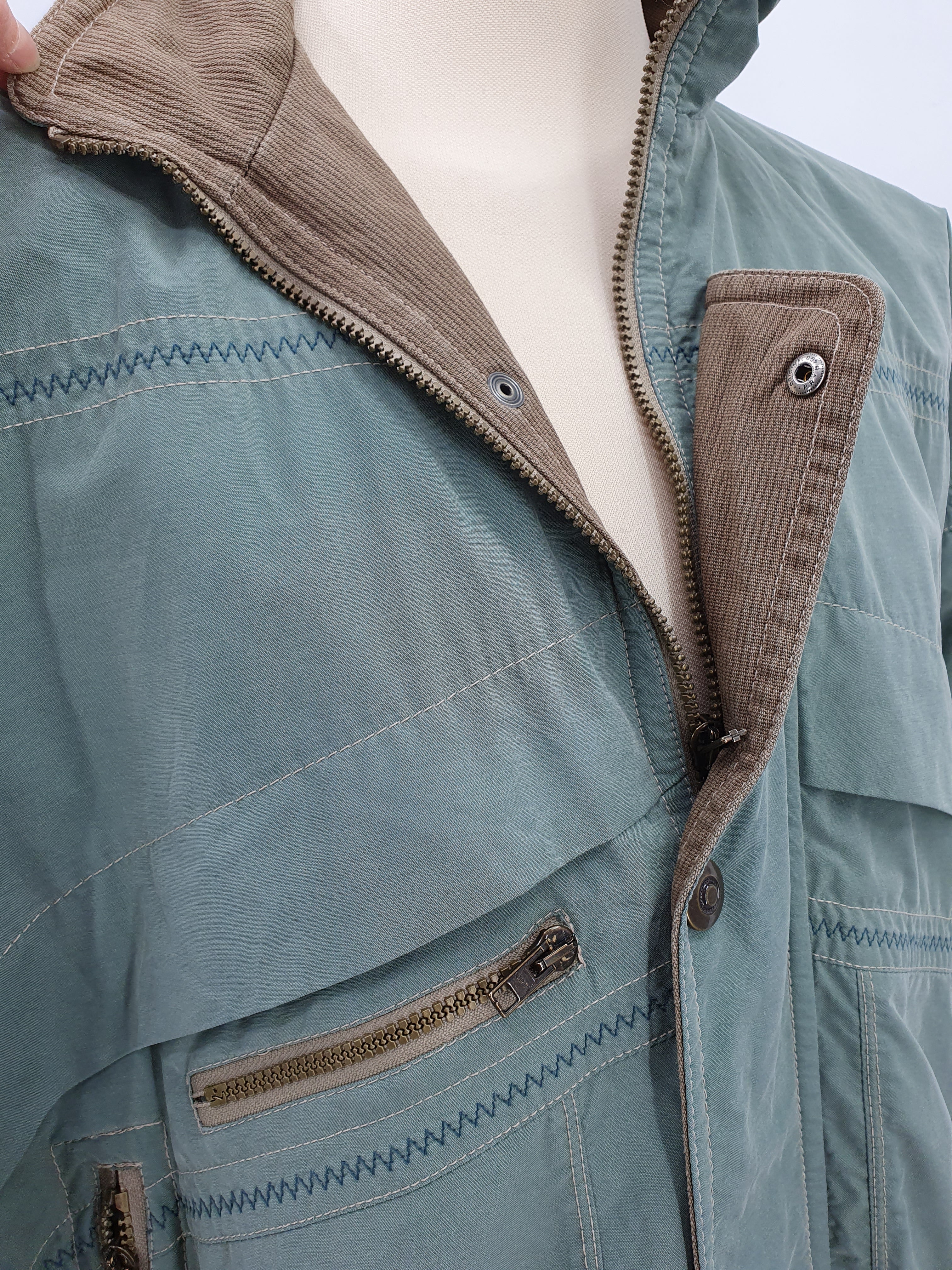 Vihreä miesten vintagetakki 90-luvulta, pusakkamalli, kuva kauluksesta