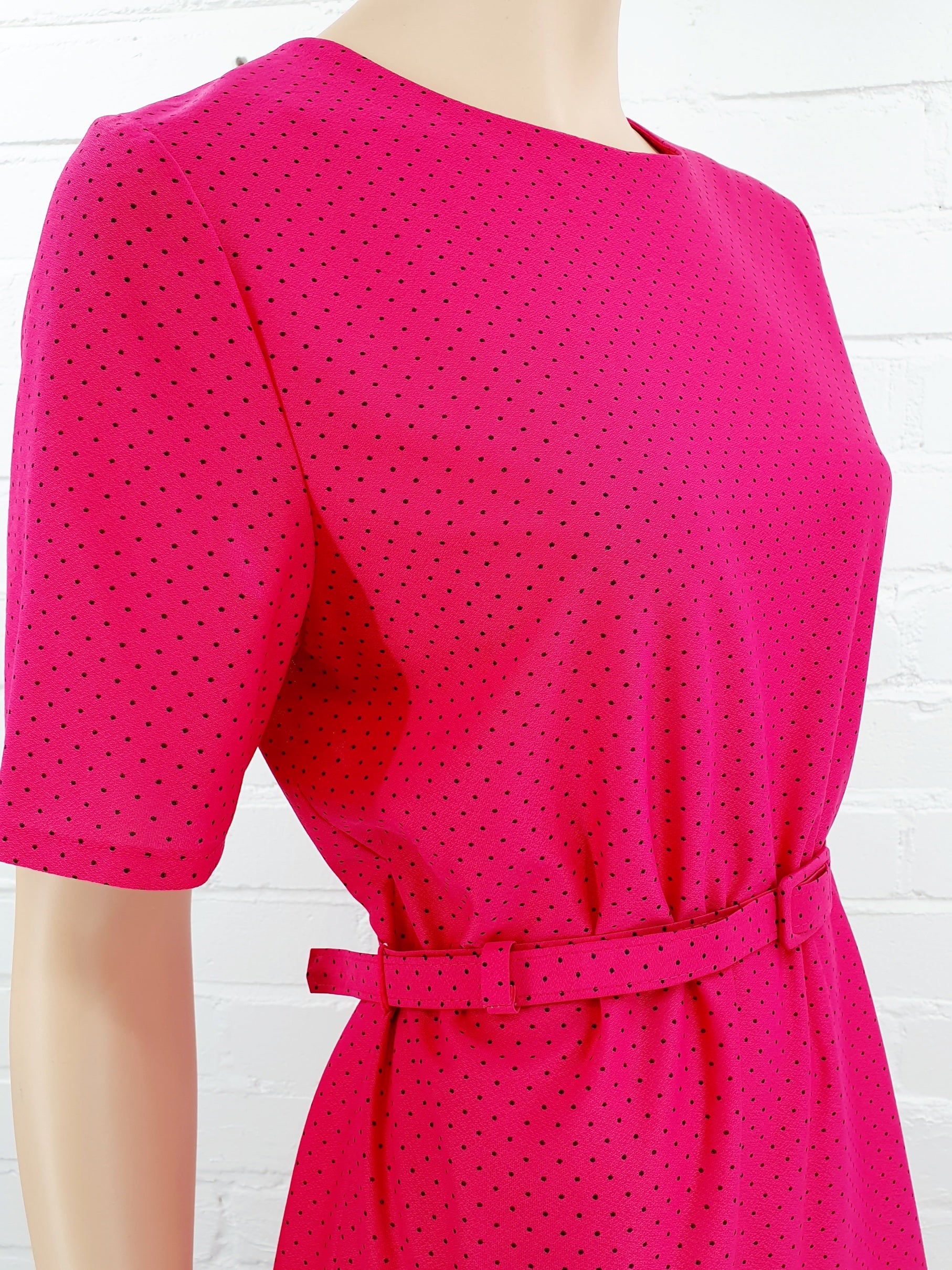 Pinkin värinen vintage mekko 80-luvulta, vekkihelma, kuva olalta
