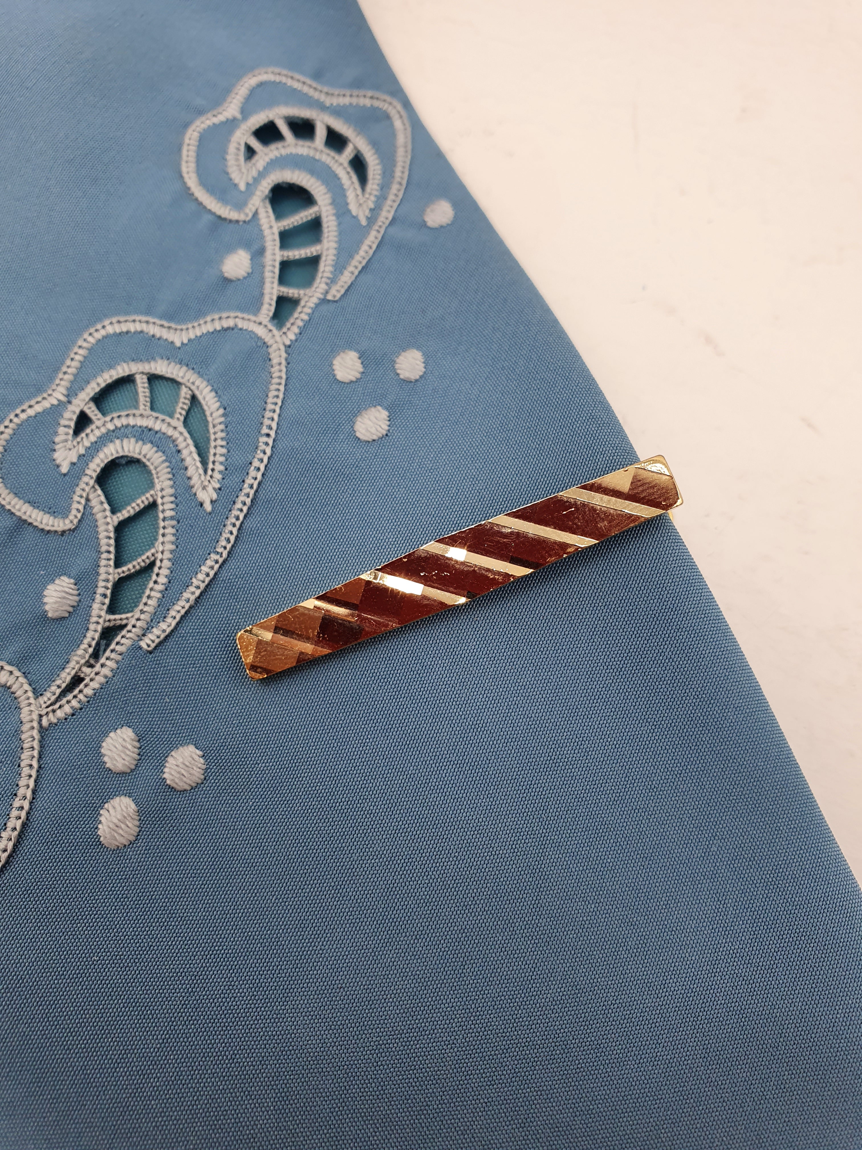Vintage tie clip, gold-colored, diagonal engravings