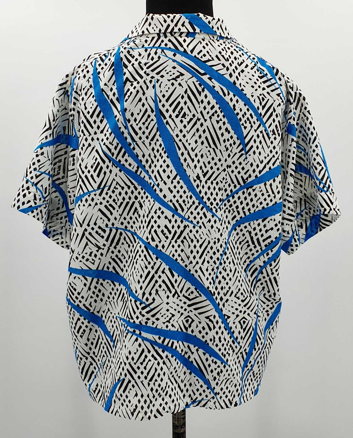 Muoti-Herrala, abstraktikuvioinen paita, 70-luku, koko naisten 42, miesten M(L)