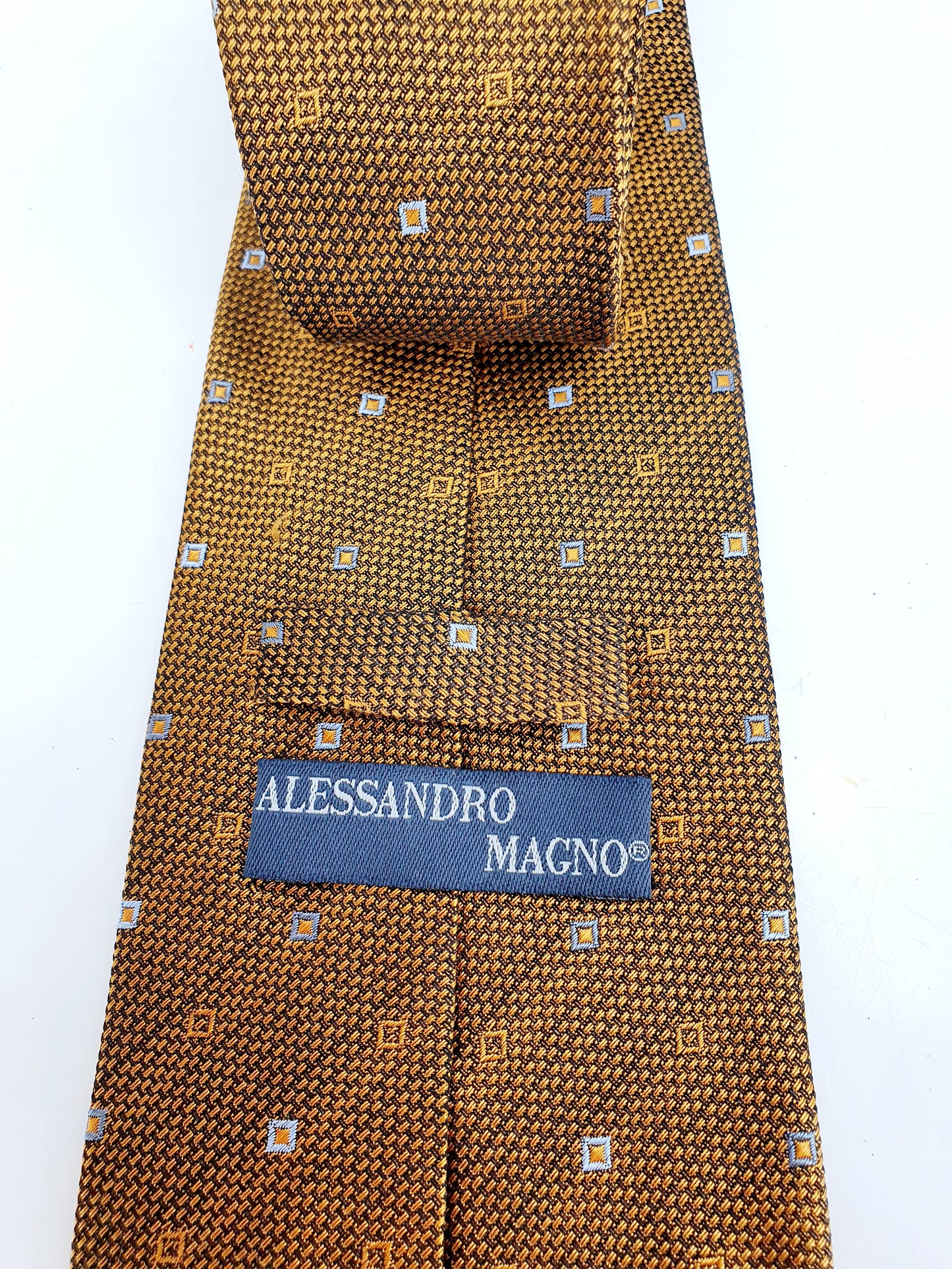 Alessandro Magno, musta-kultainen silkkikravatti