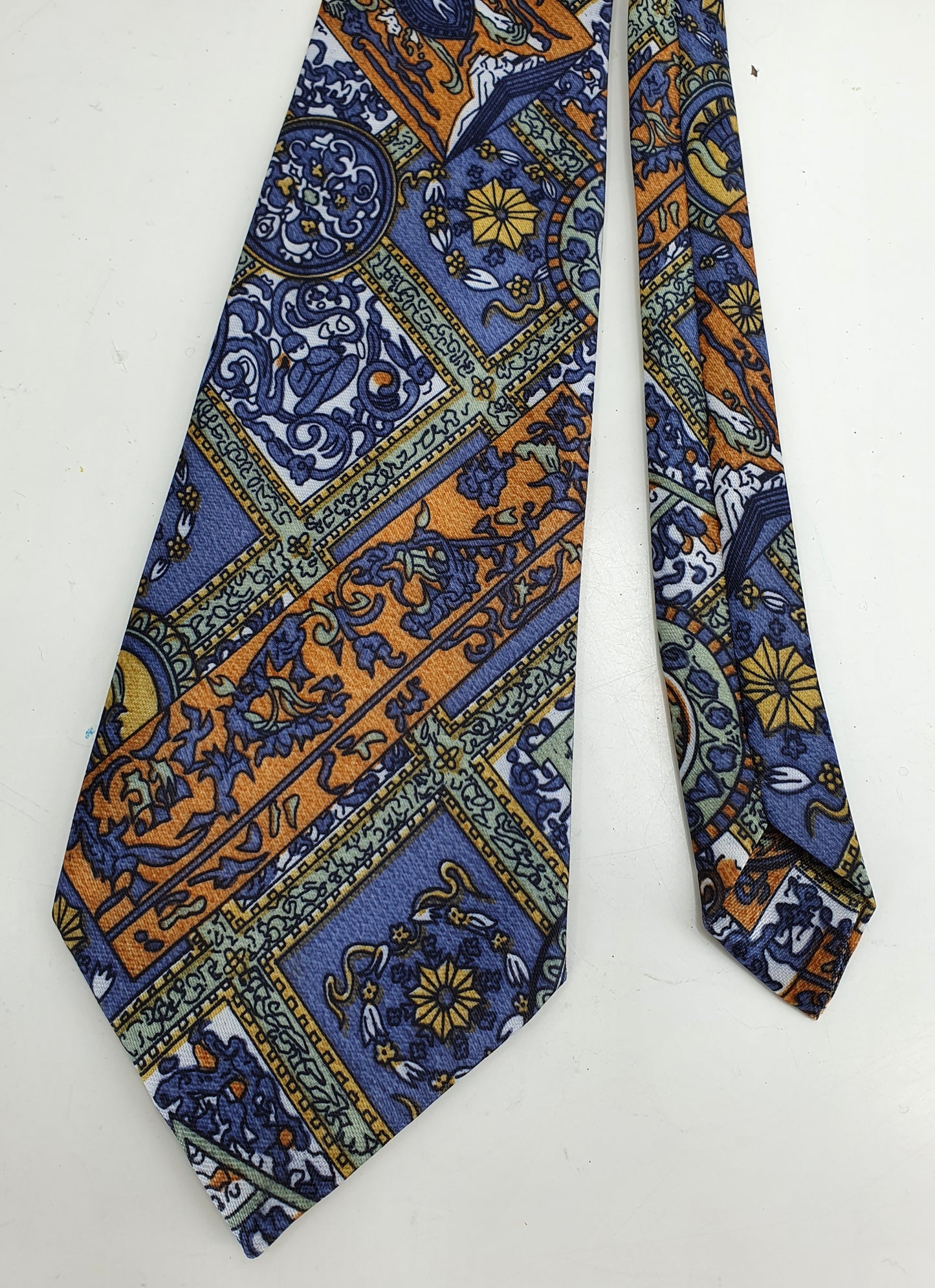 Kuviollinen kravatti, sini-ruskea