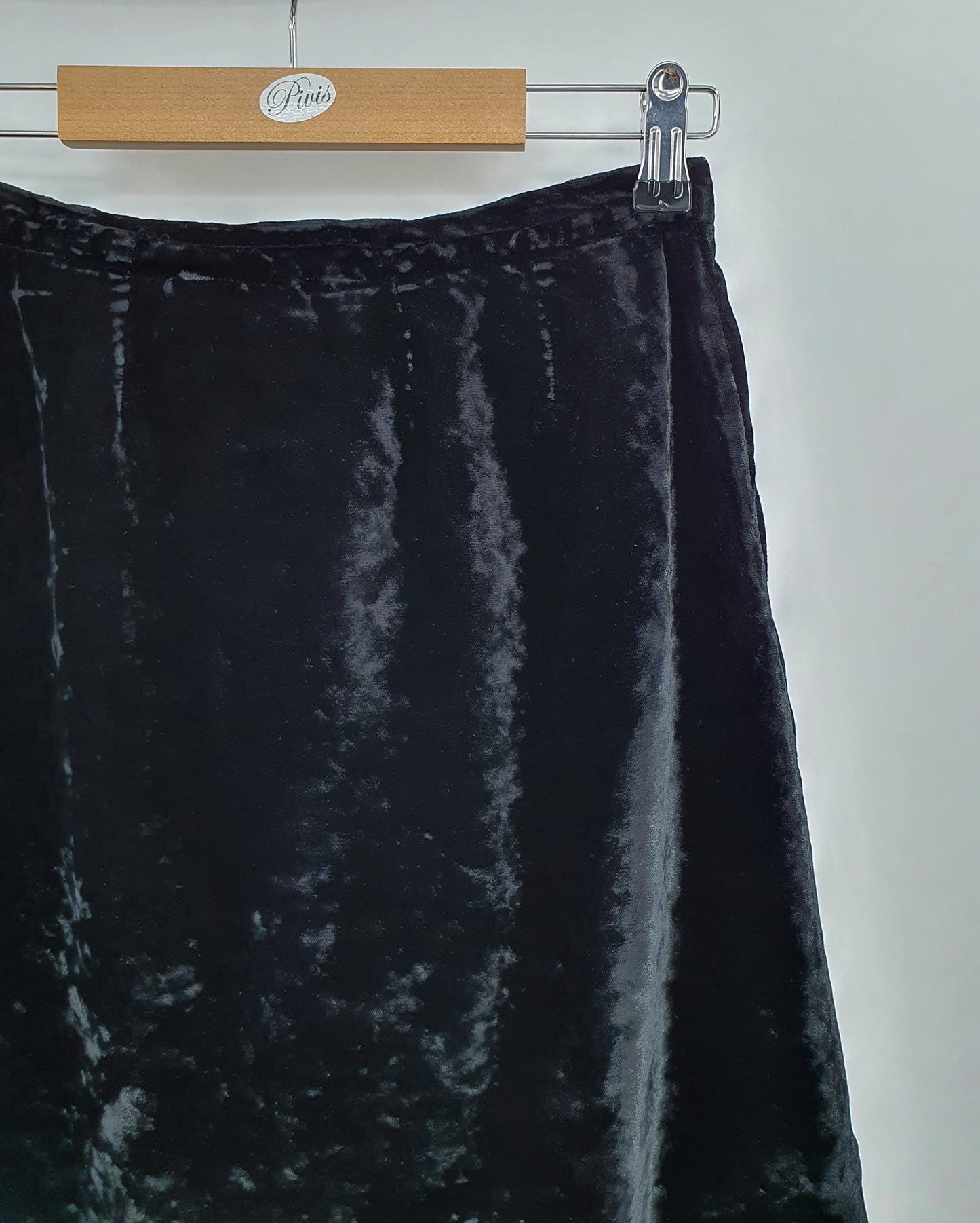 Kotitekoinen musta loimusamettihame, vyöt.ymp. 66cm, kokoarvio 34