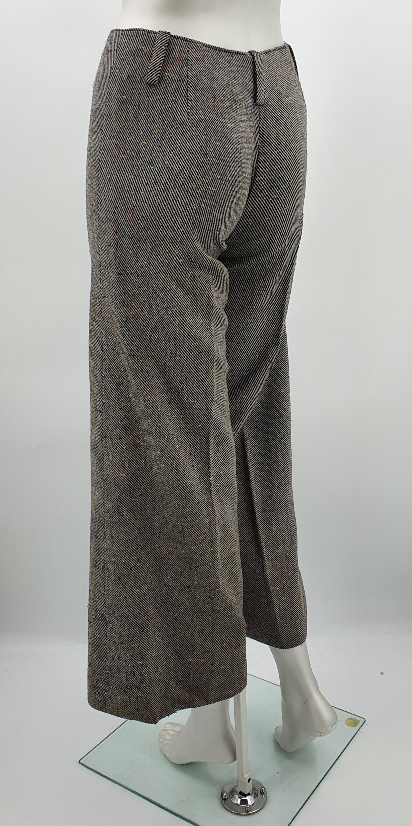 Harmaat leveälahkeiset housut, vyöt.ymp. 68cm, kokoarvio 34