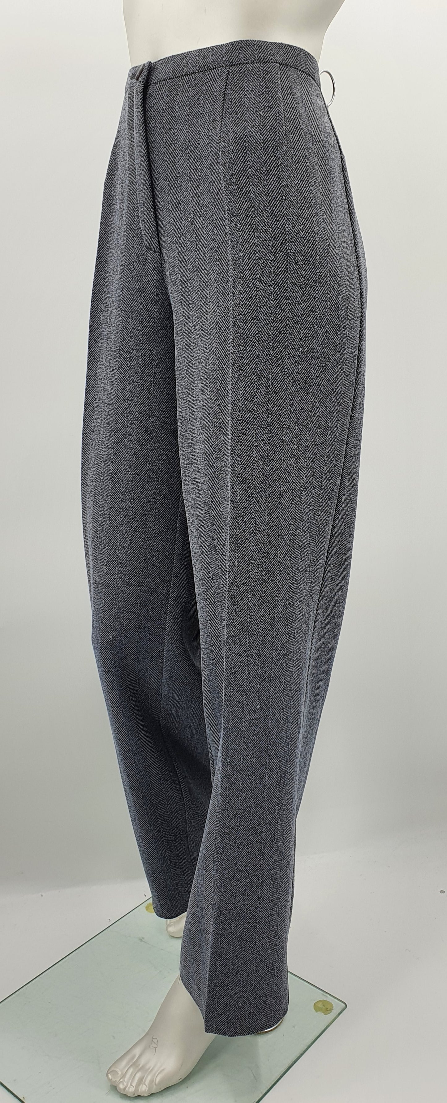 Tazzia, harmaat leveälahkeiset housut, 90-luku, vyöt.ymp. 76cm, kokoarvio 38