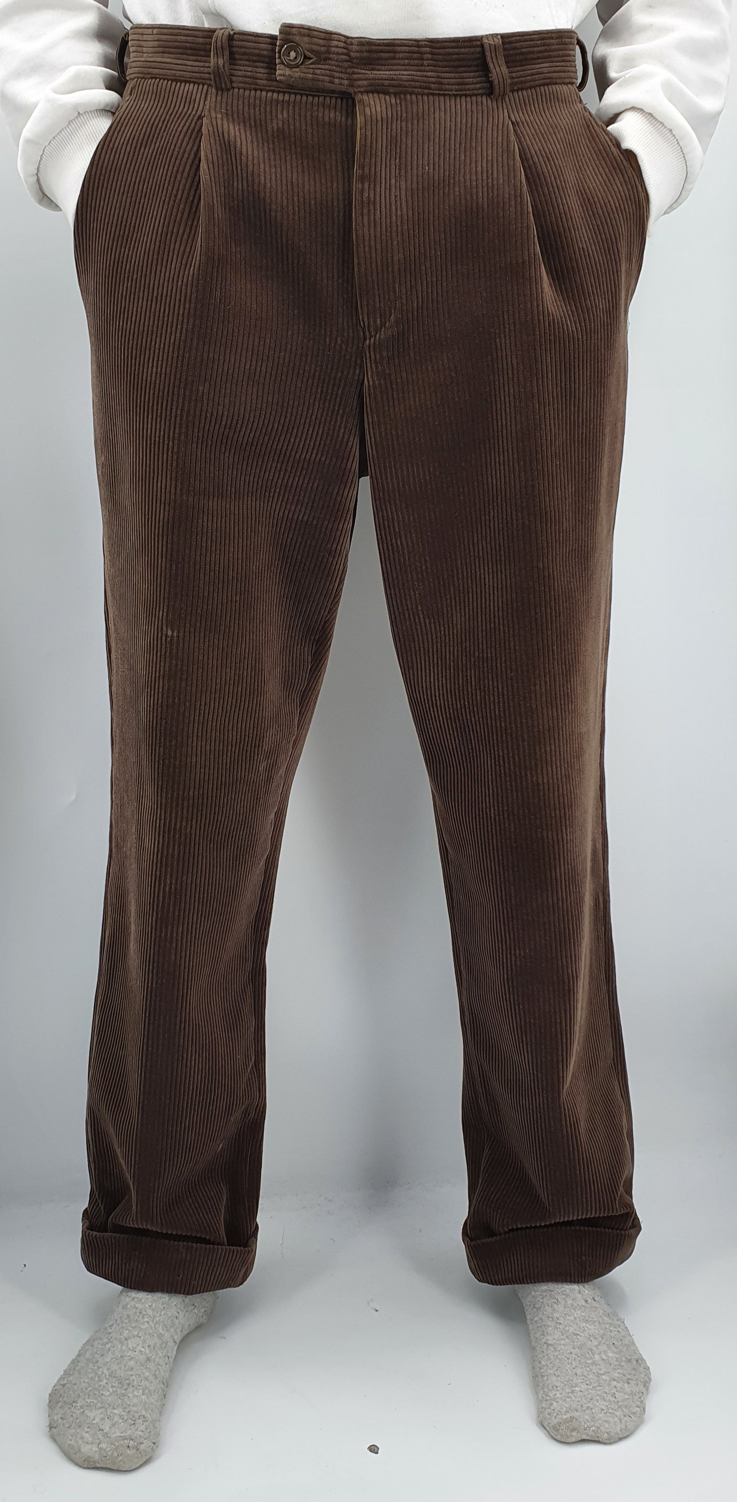 Buzo, miesten ruskeat vakosamettihousut, 80-90-luku, vyöt.ymp. 84cm