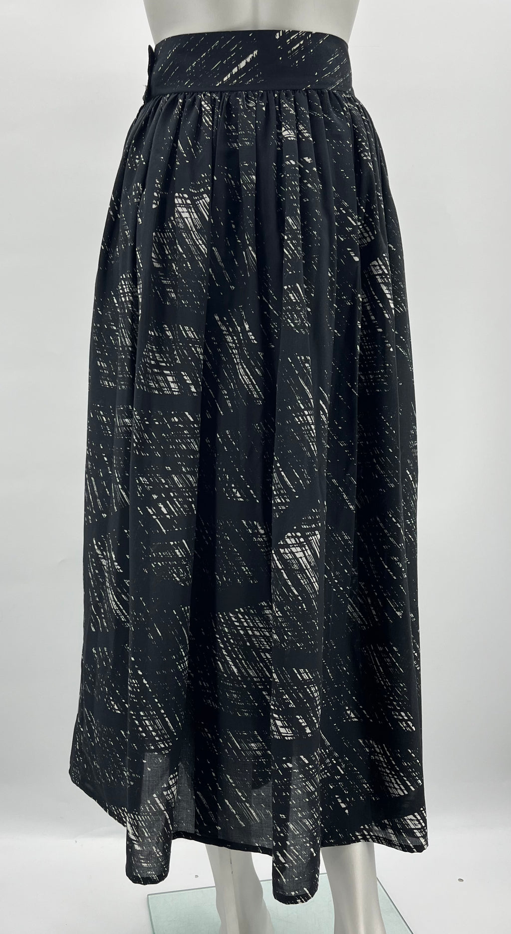 Jil's, black and white long skirt, 80s, waist 68cm, size estimate 34
