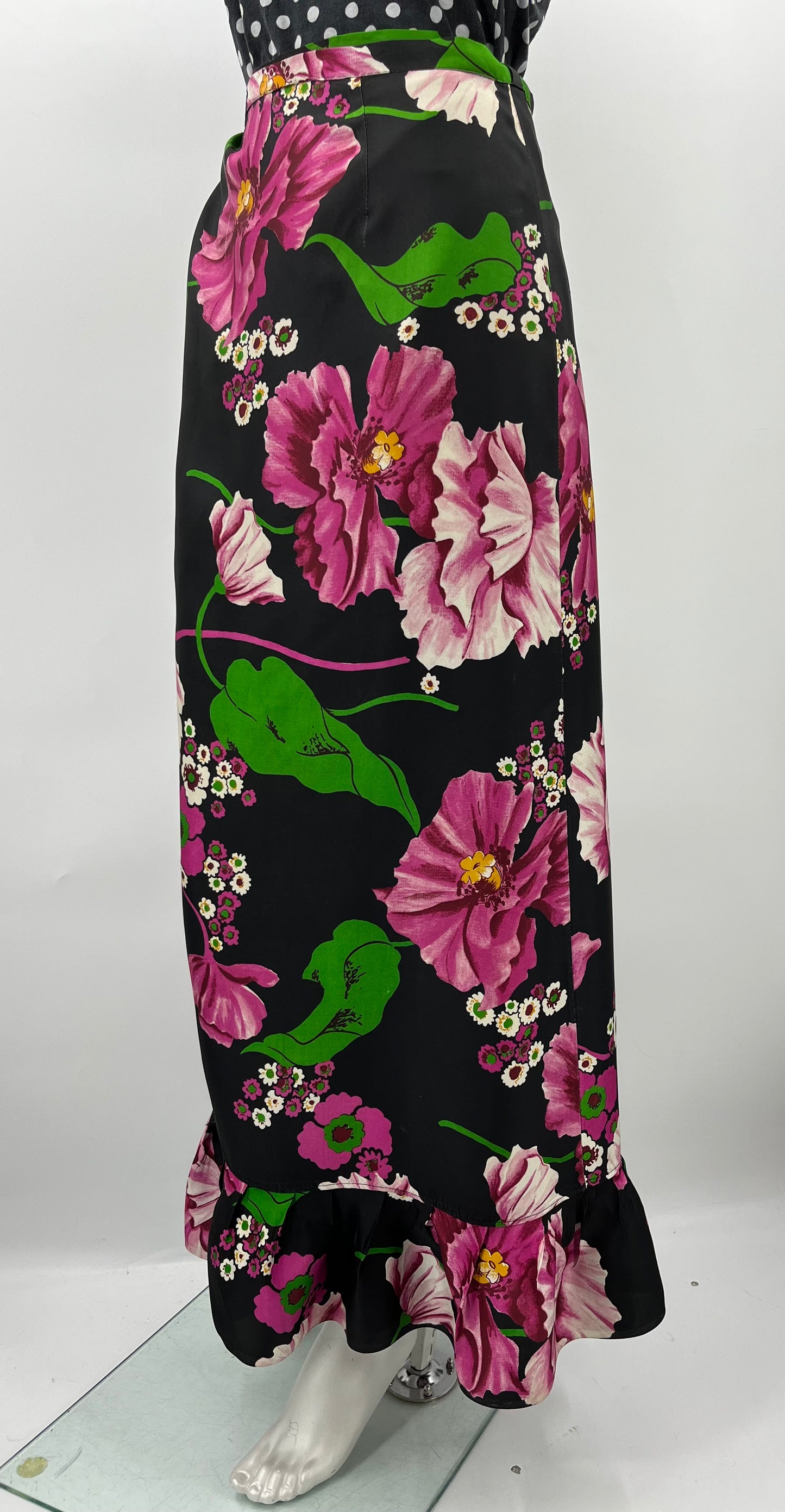 Musta kukkakuvioinen kietaisuhame, 80-90-luku, vyöt.ymp. n.76-80cm, kokoarvio 38-40