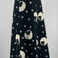 Mustavalkoinen A-linjainen hame, apilakuvio, vyöt.ymp. 66cm, kokoarvio 34-36