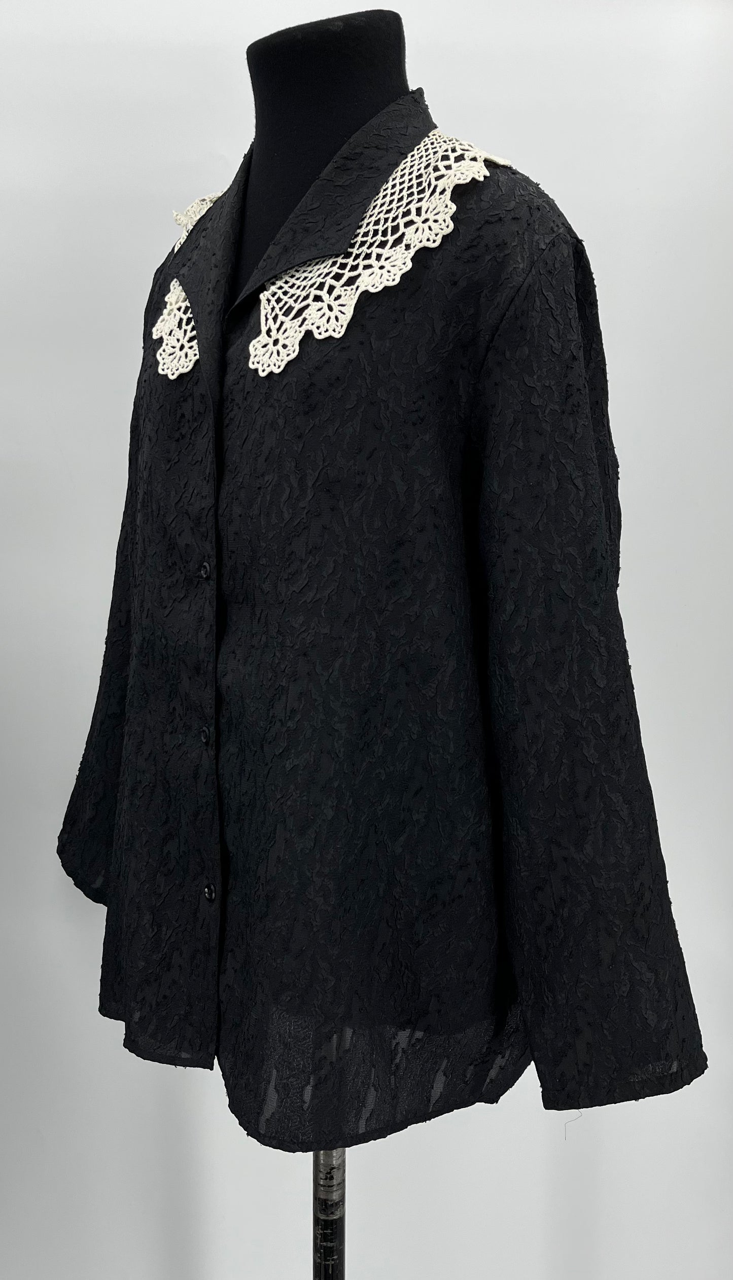 Hena Oy, musta paitapusero pitsikauluksella, 80-luku, koko 42-44