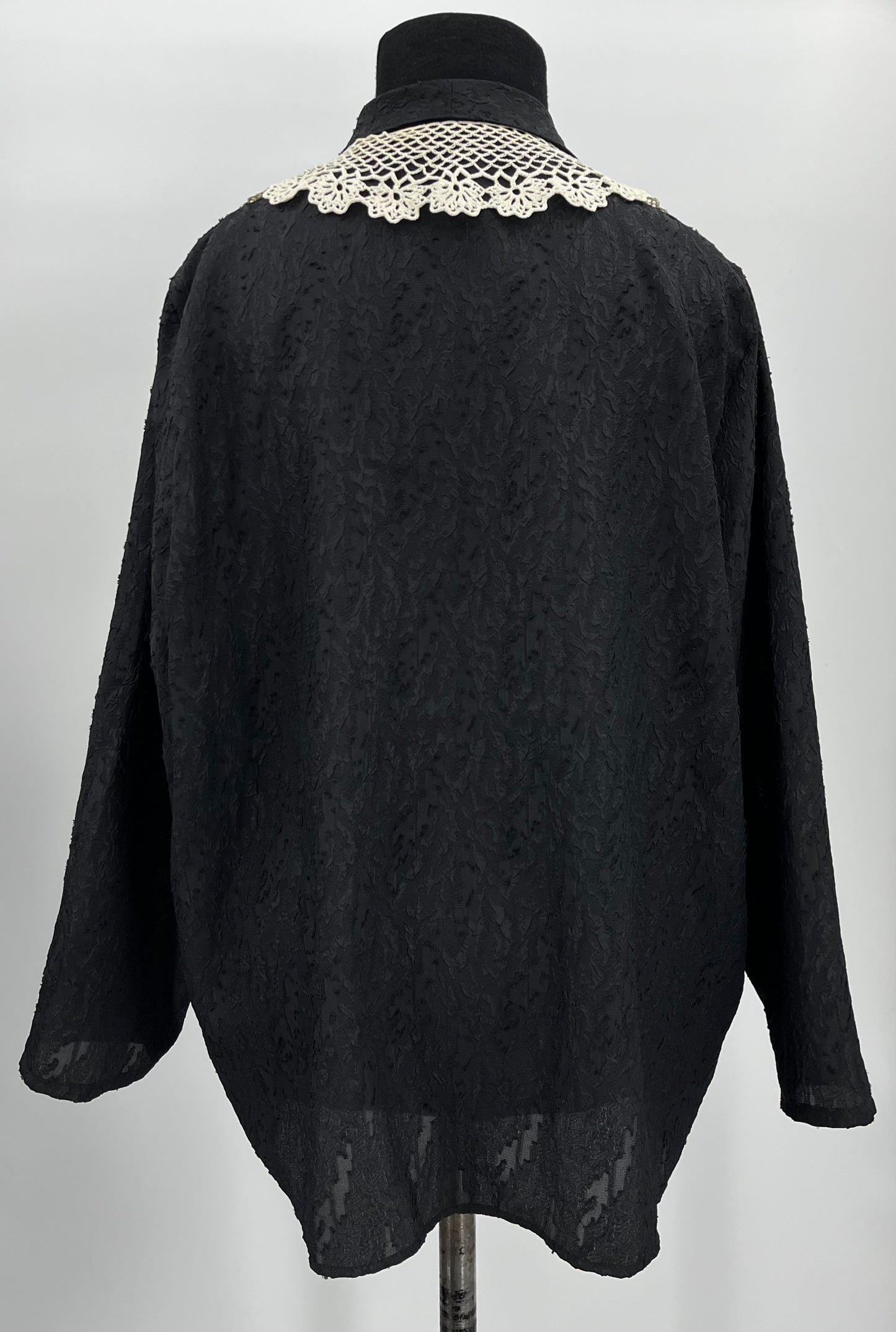 Hena Oy, musta paitapusero pitsikauluksella, 80-luku, koko 42-44