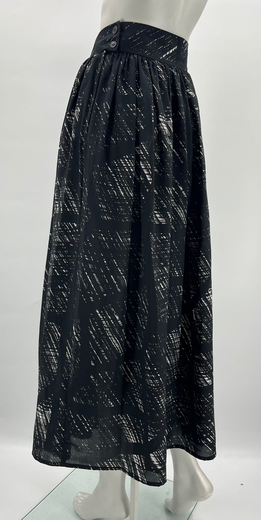 Jil's, black and white long skirt, 80s, waist 68cm, size estimate 34