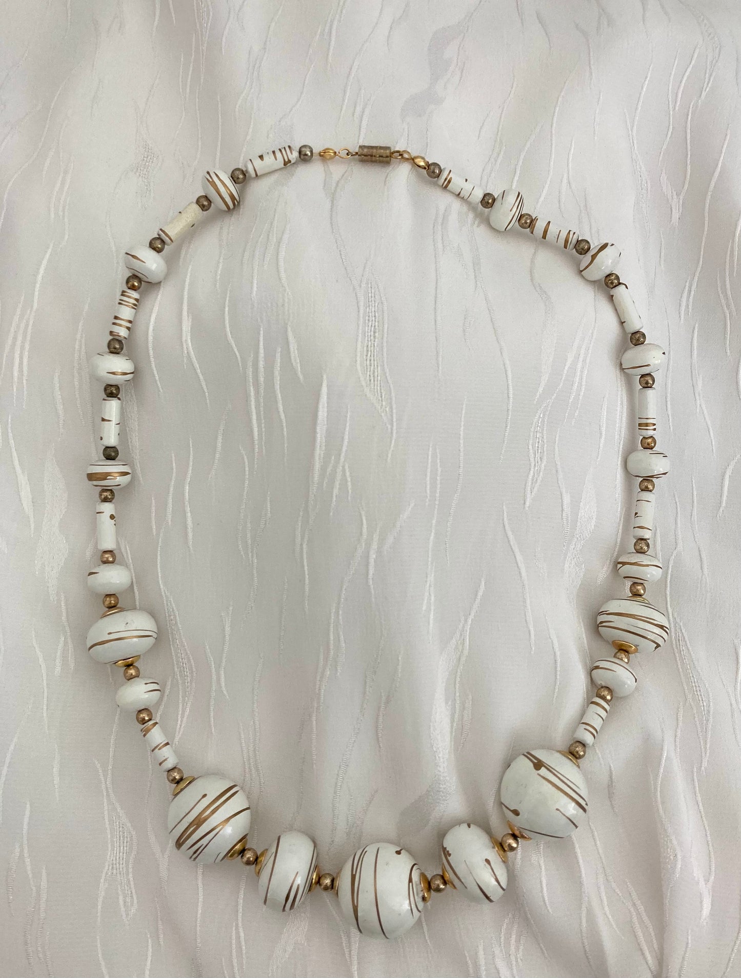 90-luvun valkoinen helmikaulakoru, kultaisilla raidoilla