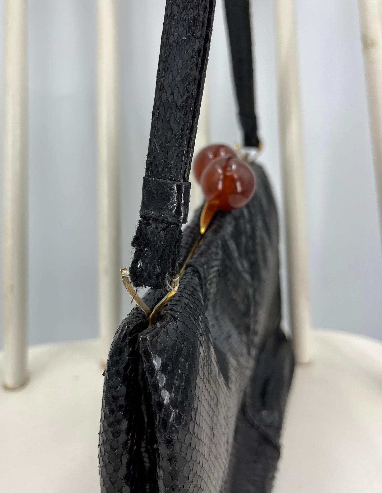 Musta matelijakuosinen käsilaukku, 50-luku