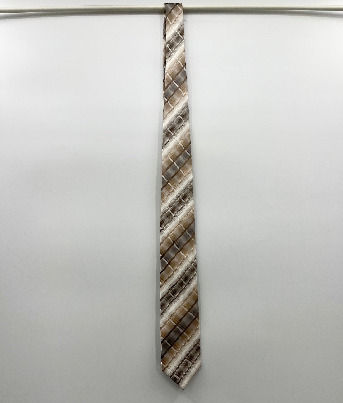 Petrifun, vaaleanruskean sävyinen silkkikravatti, 2000-luku